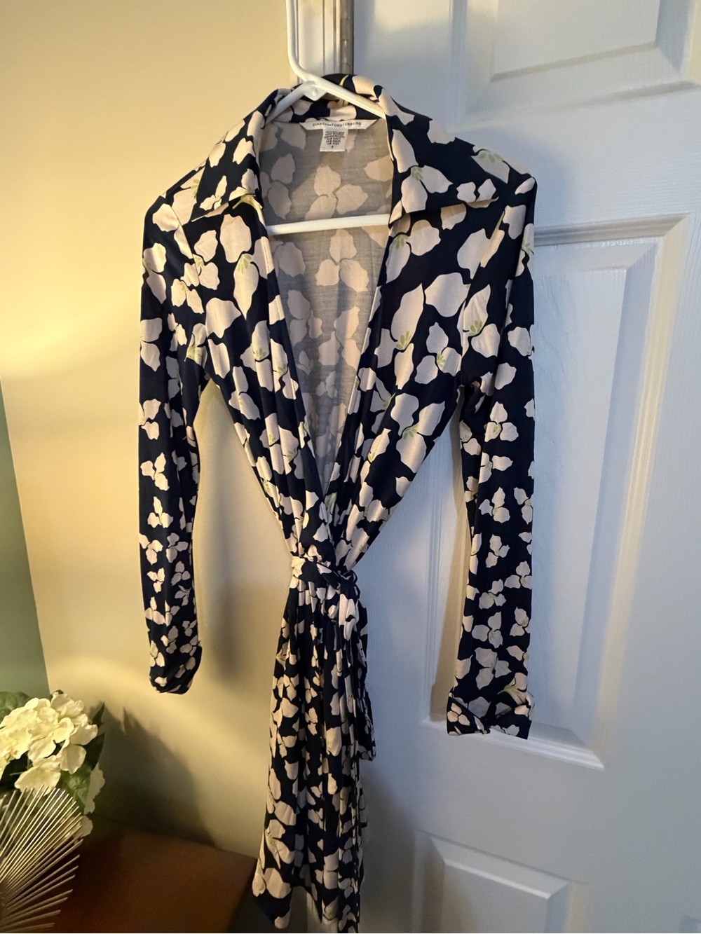 Diane Von Furstenberg silk wrap dress size 6